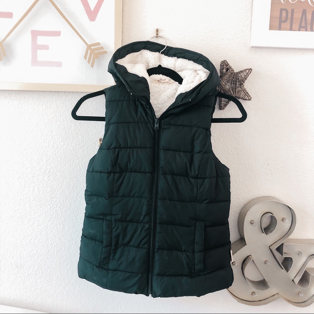 HOLLISTER black puffy fur vest with hood